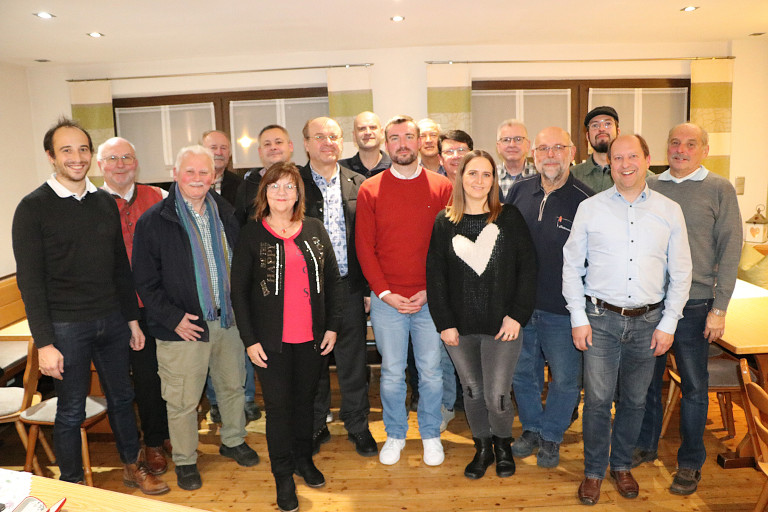 Die SPD im Markt Küps stellte ihre Kandidaten für die nächsten Kommunalwahlen auf. Zu sehen sind, von links, Alexander Hopf, Wahlleiter Egon Herrmann, Dieter Lau, Fritz Pohl, Sven Göppner, Renate Munzert, Dr. Ralf Pohl, Fabian Kraus, Sebastian Kolb, Gerd Bannert, Rainer Schwarz, Sandra Scharf, Manfred Rühr, Wolfgang Neumann, Tim Reikowski, stellvertretenden Kreisvorsitzenden Dr. Ralf Völkl und Matthias Hopf. Foto: Rainer Glissnik