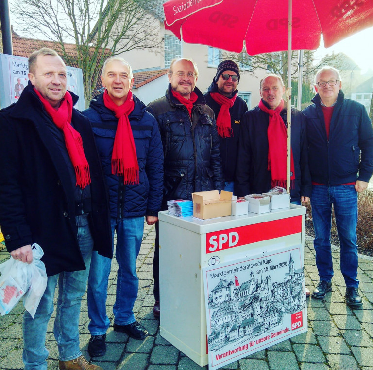 Die Gemeinderatskandidaten vor der Küpser Backhaus Müller Filiale